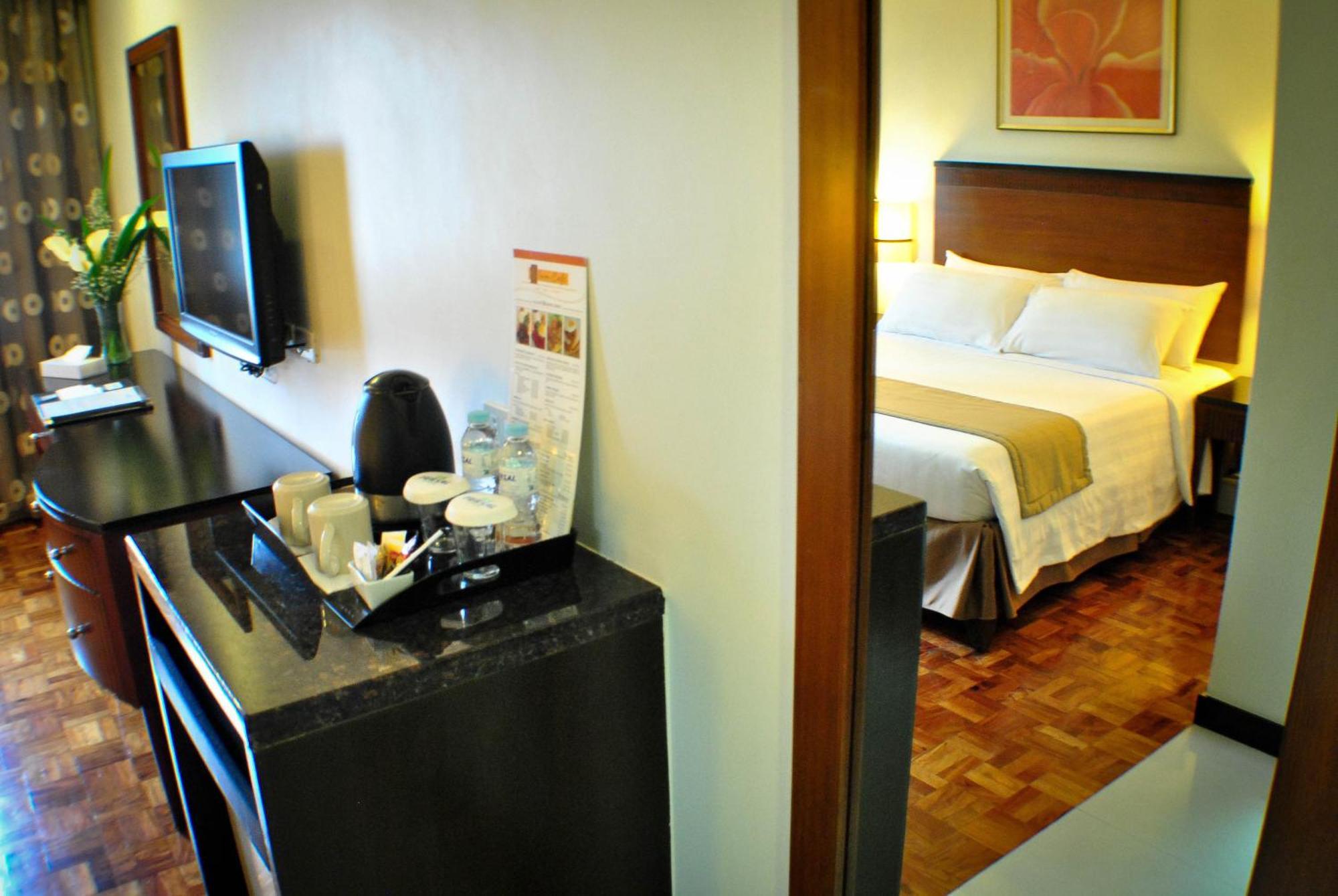Fersal Hotel Neptune Makati Makati City Exterior foto