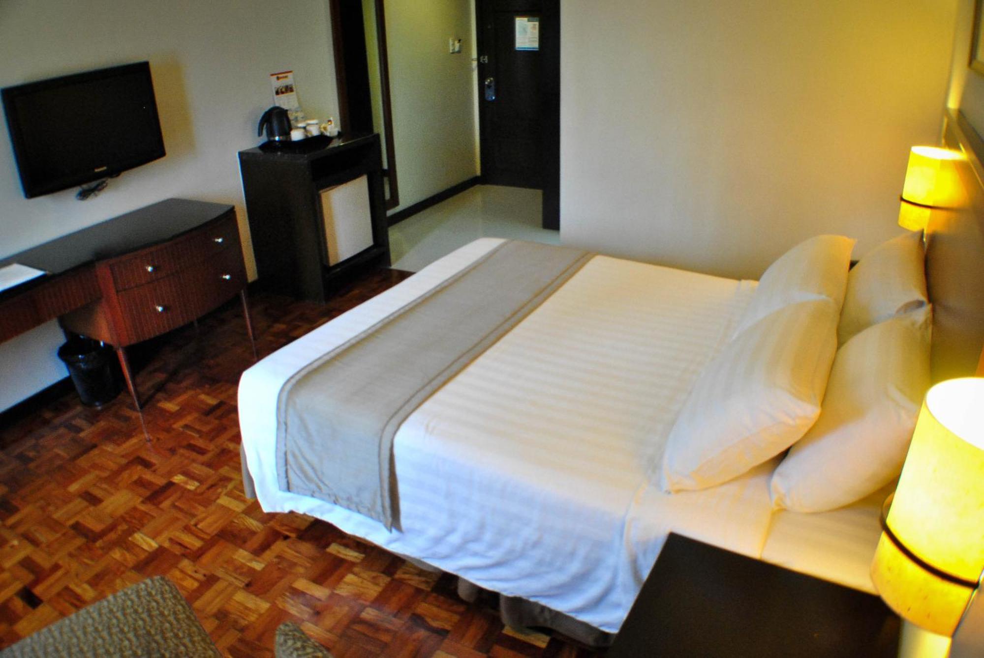 Fersal Hotel Neptune Makati Makati City Exterior foto