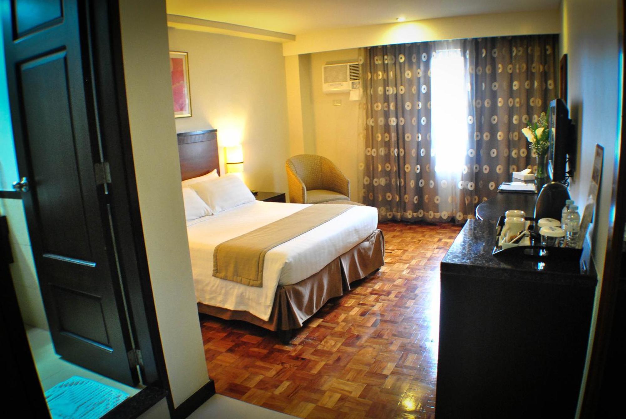 Fersal Hotel Neptune Makati Makati City Exterior foto