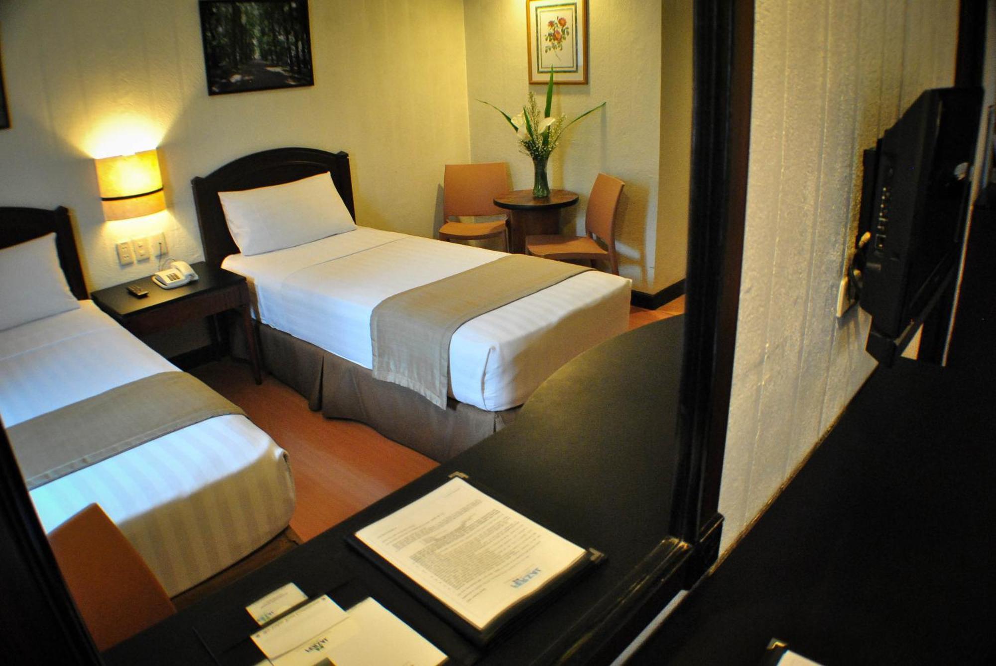 Fersal Hotel Neptune Makati Makati City Exterior foto