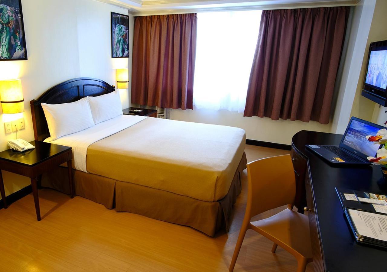 Fersal Hotel Neptune Makati Makati City Exterior foto