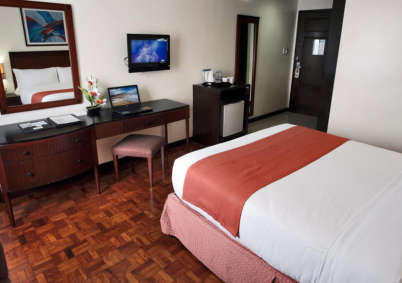 Fersal Hotel Neptune Makati Makati City Exterior foto